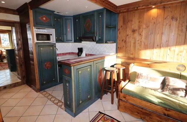 Functional duplex near slopes & shops, balcony, 8 people