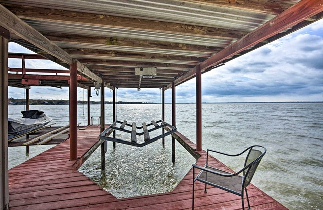 Furnished Deck & Fire Pit: Gun Barrel City Home