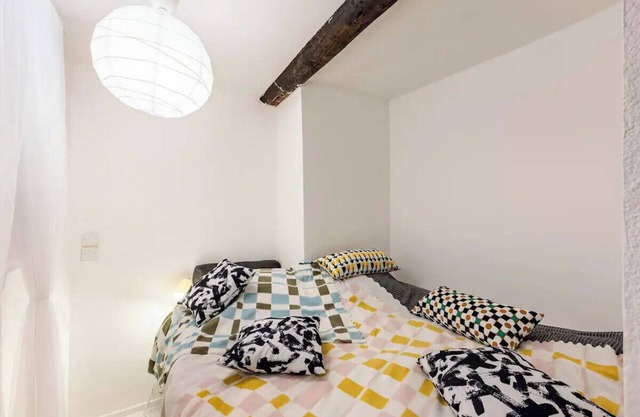 Furnished studio in the heart of the Old Town. 2 minutes from the beaches!