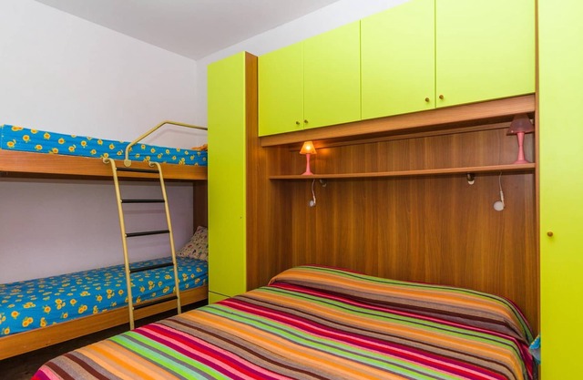 Gabbiano tree-room flat surrounded by the green of the quite pine forest