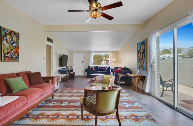 Game room! Fun, sustainable 6 br for companies and families!