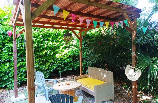 Garden and spa gite in town