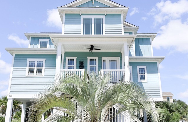 Garden City Pet friendly beach house! Golf car provided. 3 min ride to the beach