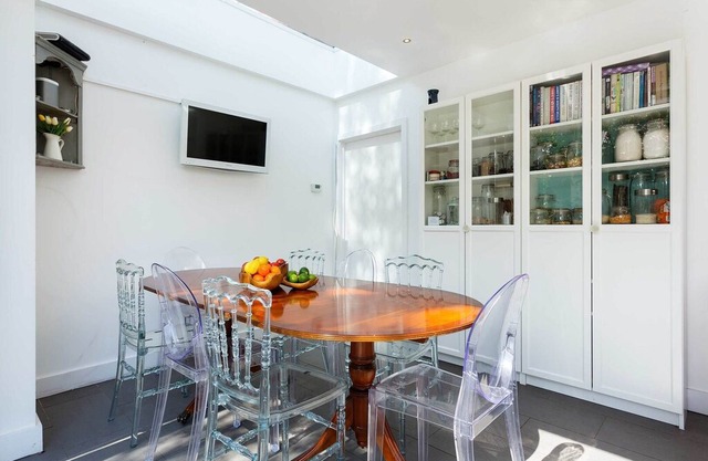 Garden Deluxe. - Three Bedroom Apartment, Sleeps 6