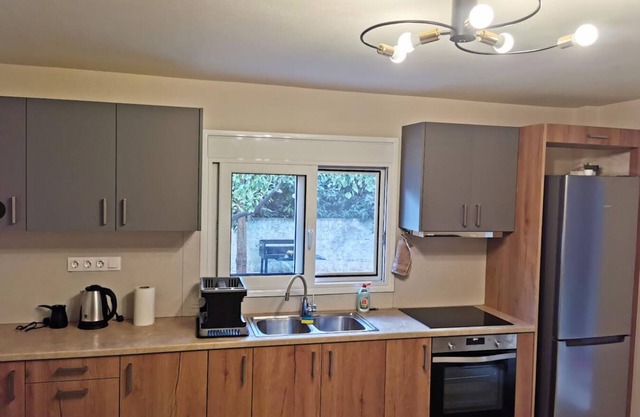 Garden House -bedroom house with WiFi, AC, private garden in delightful Glifada