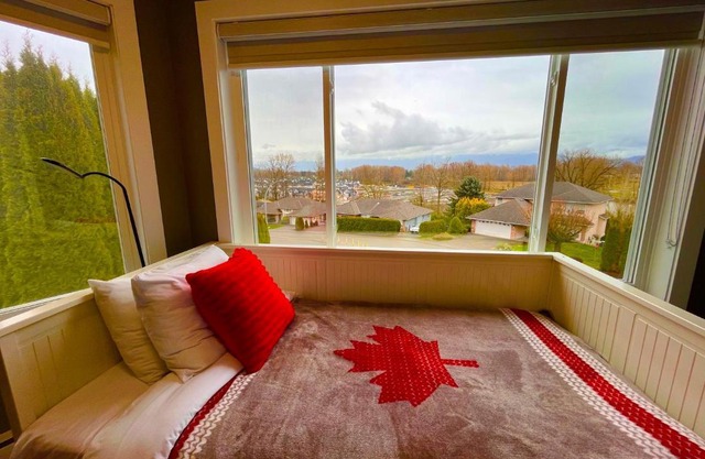 Garden House King bed Near Heritage Park, Coliseum , HWY 1, Fishing, Cultus Lake
