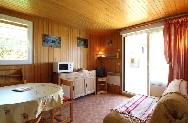 Garden-Level 2-Room Apt for 4, Steps from Slopes