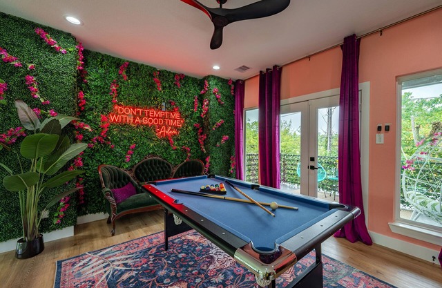 Garden of Eden! 4 Bedroom House in Downtown 12 Beds HotTub PoolTable