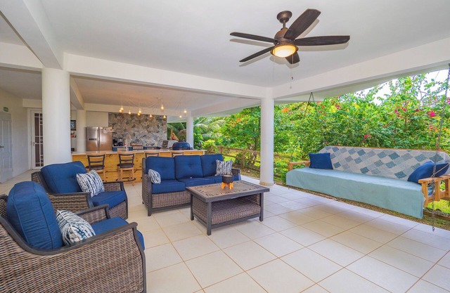 Garden Vacation w/Outdoor Living Space and Kitchen, Large Rooms, King Size Beds