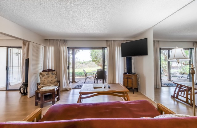 Garden View, Ground-Floor Condo w/Lanai & Shared Hot Tub/Pool - Walk to Beach