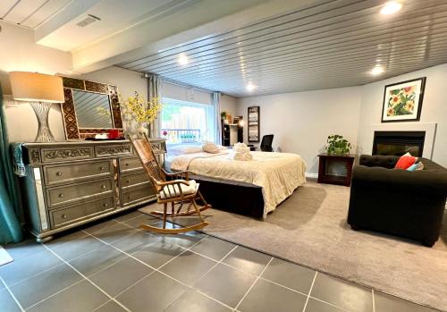 Garden-view Studio with king bed, Free parking, 3kms to UTM