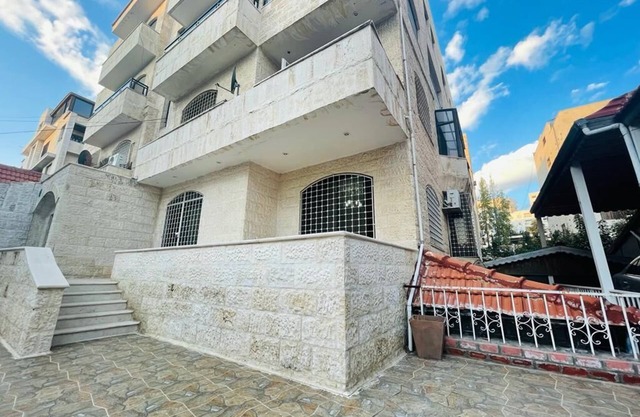 Gardens apt GF-family friendly 3 BR free parking