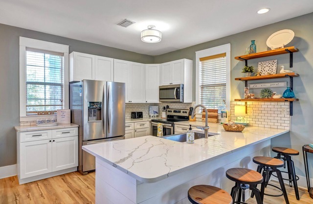 Gated, 3 Pools, Hot Tub, Screened Balcony!