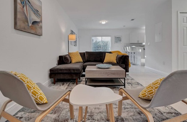 Gated 3Bd 2Bth Design Dist. BBQ 10-min to Beach 415