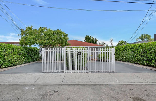 Gated 6Bd 4Bth Design Dist. 10-min to Beach