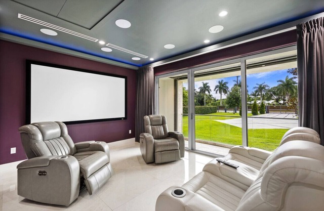 Gated 9BR Estate for 20 w/Private Pool, Jacuzzi, Theater & Guest House! Pet-Friendly!