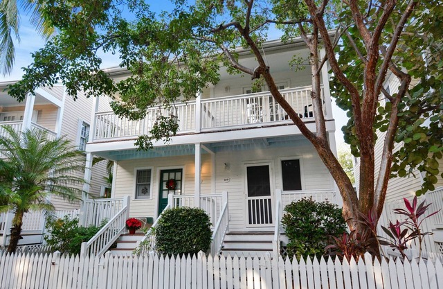 Gated Golf Community w/Pool, Prime Location Mins to Old Town | Long-Term Stays