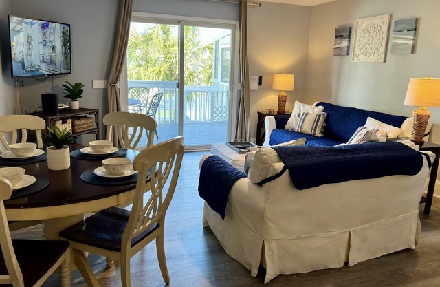 Gated Resort on CSB, 2 pools & Ez walk to beach. Beach chairs and cart included!