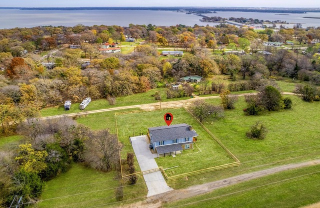 Gated spacious home with oversized deck on almost an acre 2 min from the lake!