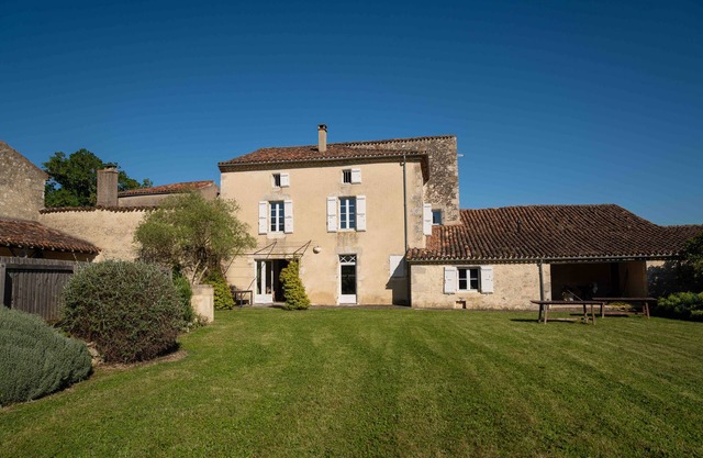 Gazaupouy Côté Sud, enclosed garden and swimming pool overlooking the Gers and Pyrenees mountains