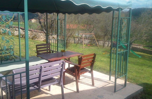GD LODGING IN AUVERGNE IN NATURE WITH HIKING, BARBECUE, PETANQUE, BILLARD