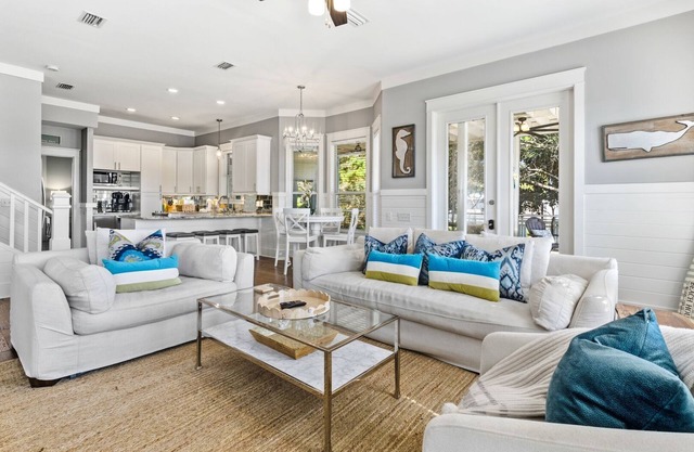 Geauxing Coastal - Sleeps 10, 3 BR 3BA, Bikes, Community pool. 5 Min walk to the beach!