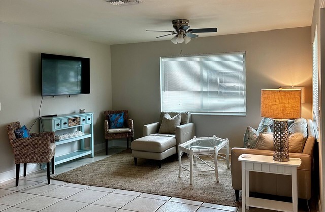 Gecko Cottage - 2 miles to the beach!