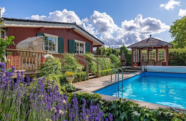 Gemütliches Ferienhaus mit Pool und Sauna Direkt am Wittensee für bis zu Acht Pe