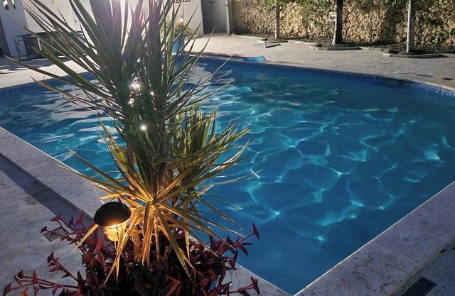 Gemütliches Studio mit Terrasse im Villa mit Pool 2 Minuten vom Strand