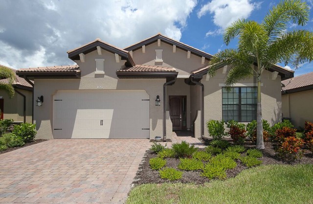GEORGEOUS HOME ONLY 3MILES AWAY FROM NOKOMIS BEACH
