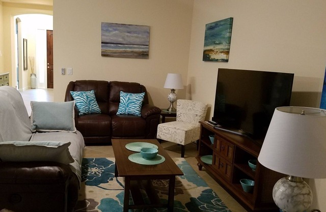 GEORGEOUS HOME ONLY 3MILES AWAY FROM NOKOMIS BEACH