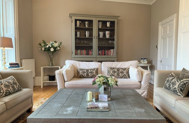 GEORGIAN 3 BEDROOM FLAT WITH LARGE SUPER KING BEDS, GREAT LOCATION BATH