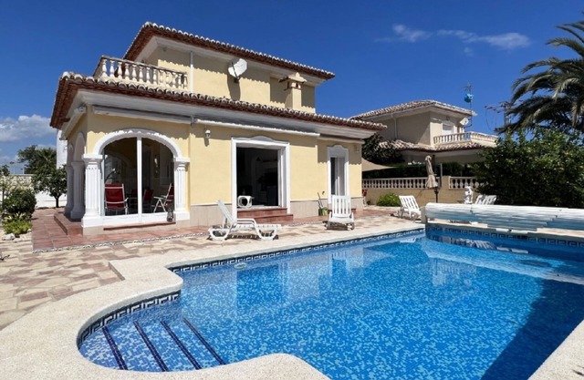 Geräumige Villa in Strandnähe mit Eigenem Pool. Familien- & Haustierfreundlich
