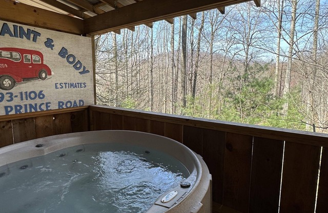 Get N Luckey,- Private, with Hot Tub, Fireplace, Romantic, View, Free WiFi