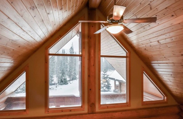 Getaway Cabin Ideal For Groups Exploring Rockies