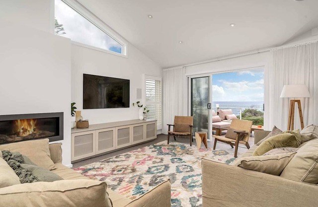 Getawayz NSW - 'Drift' - Absolute Beachfront at Coledale w/Panoramic Views & Multiple Living Zones
