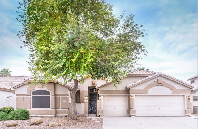✨GILBERT GETAWAY✨Special fall rates! Beautiful home with lots of amenities!