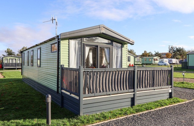 GINGER FOX LODGE, pet friendly, with hot tub in Cayton