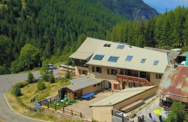Gite of 400m2 with land, lounge bar and games room