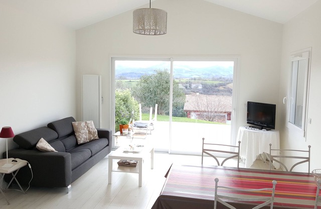 GITE T2 "Poppy" - Quiet, swimming pool and view of the Pyrenees