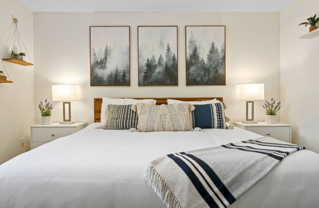 Glacier Getaway! Huge Home! Sleeps 14!