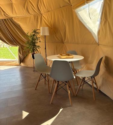 Glamping Bieszczady - Luksusowe Całoroczne Kopuły Sferyczne