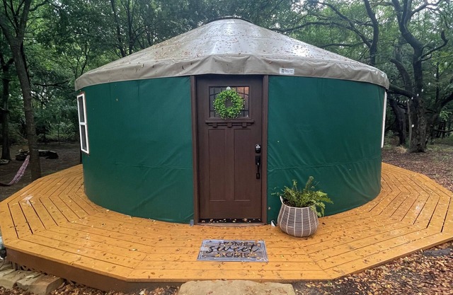 Glamping in Waxahachie, Come stay in our luxury Yurt in the Woods with a Hot Tub