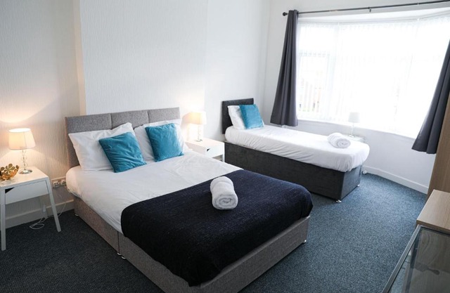 Glasgow, 3 Bed Flat with Free street parking