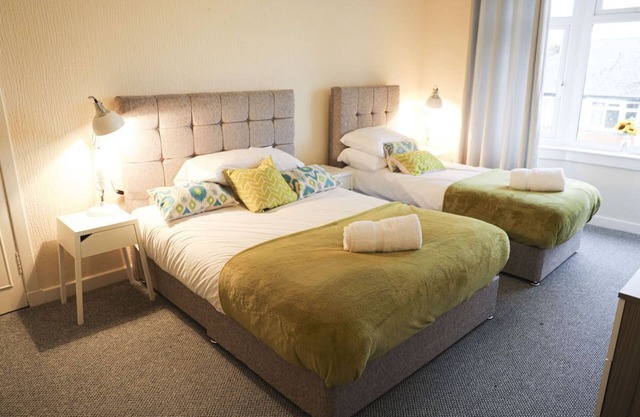 Glasgow, Bright 3Bed Flat with Free Street Parking