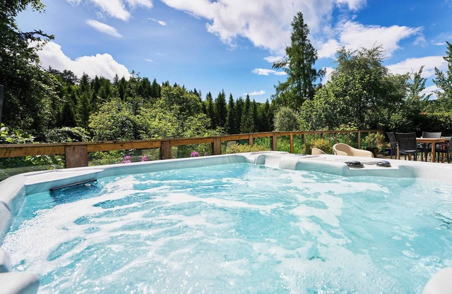 Glenardle Lodge - Riverside Highland Lodge w/Hot Tub & Forest Views