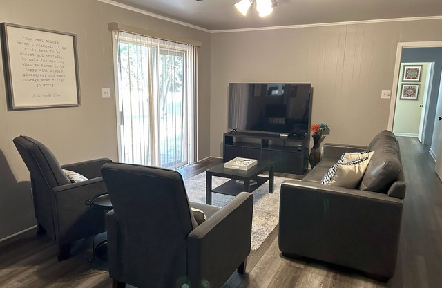 Glencrest: Charming Home in the Heart of Longview!