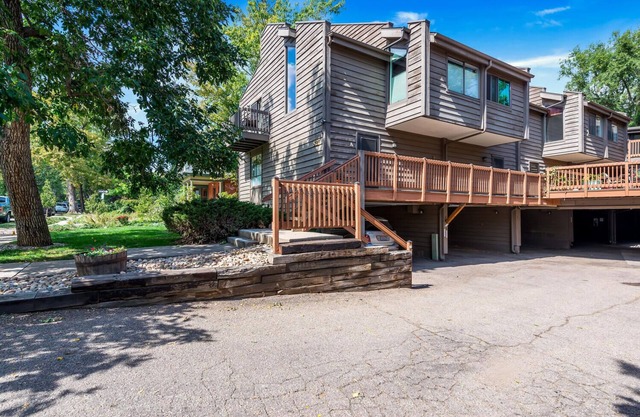 Go everywhere! Lovely Mapleton Hill townhome!