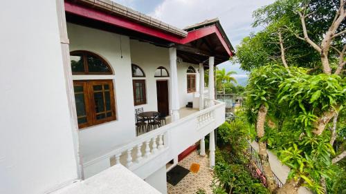 Golden Hill Hanthana