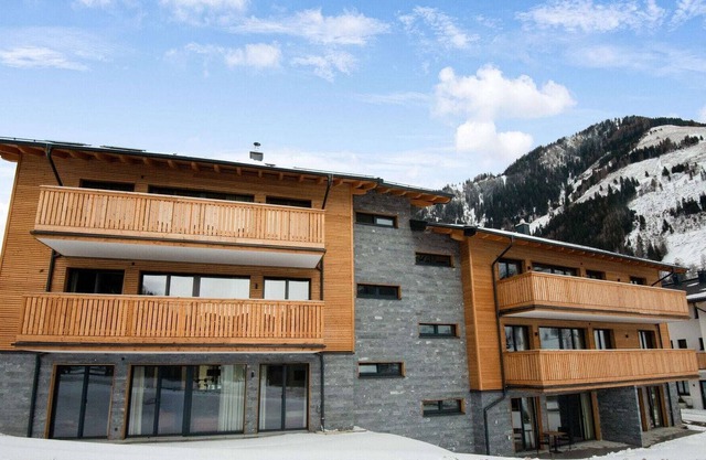 Golden Lodges Rauris Resort with ski storage